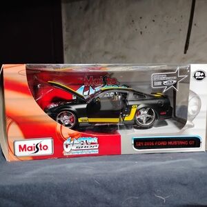Maisto Custom Shop 1:24 2006 Ford Mustang GT